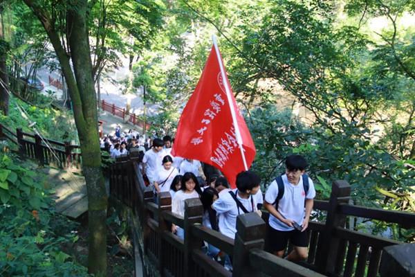 谢楠发文回应网友劝离，笑称吴京有了危机感