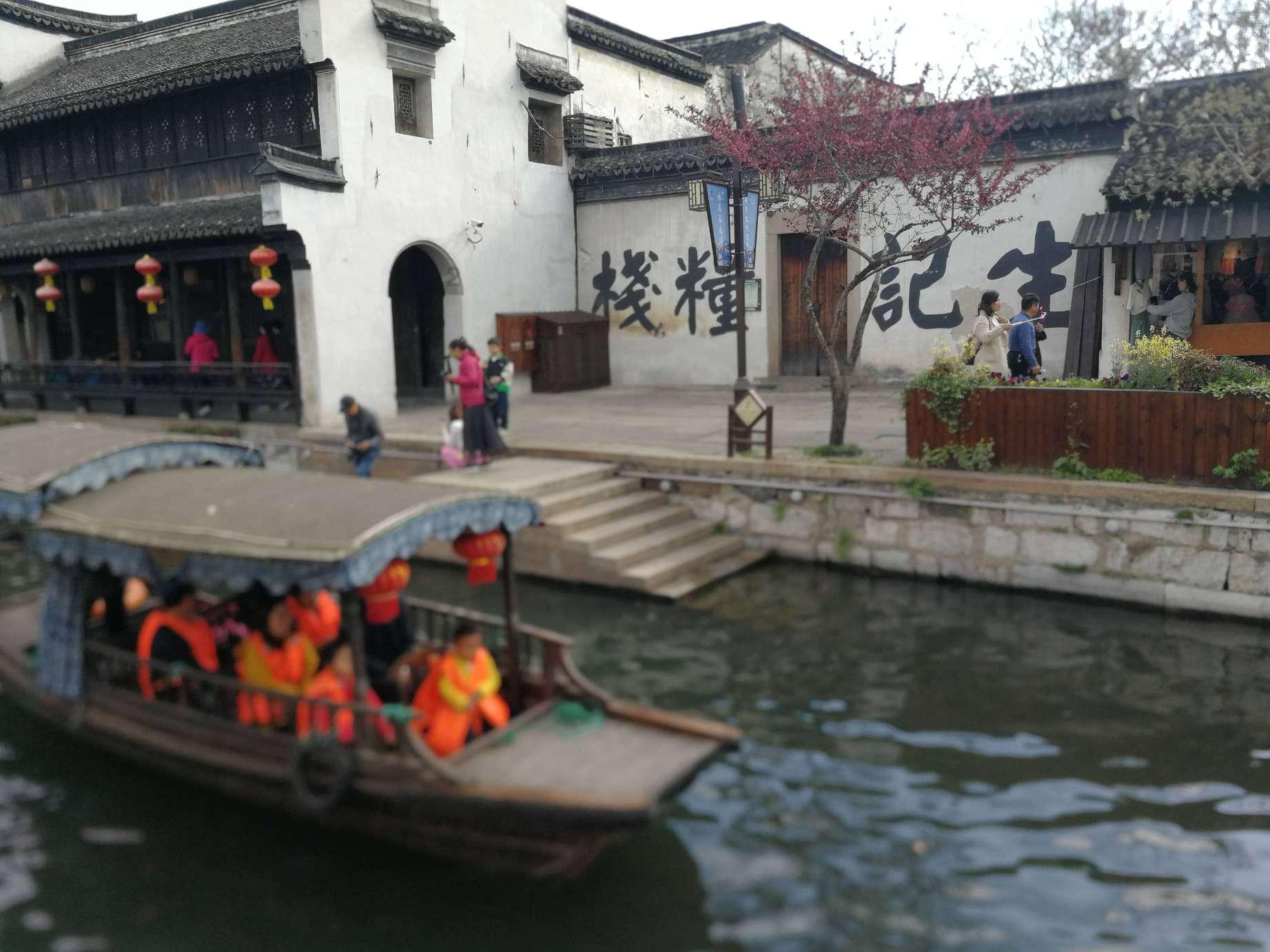 美媒:为何在道路上撒盐可以更安全